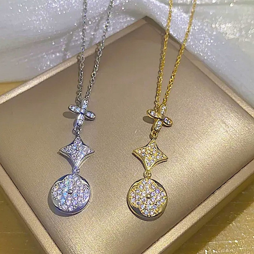 Gold Flour Leaf Clover Cubic Zircon Necklace - Picture 6 of 6